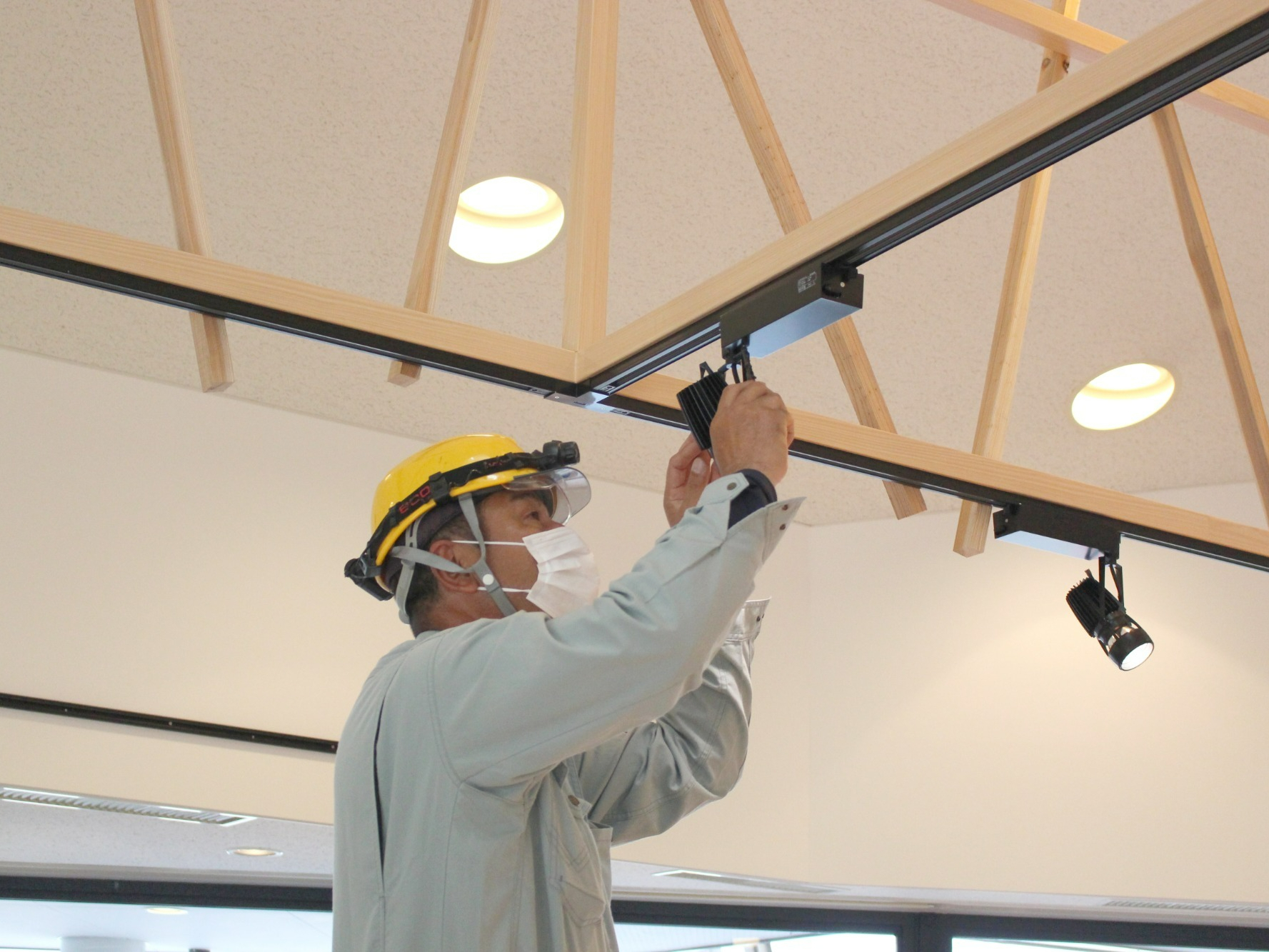 写真：照明器具設置工事